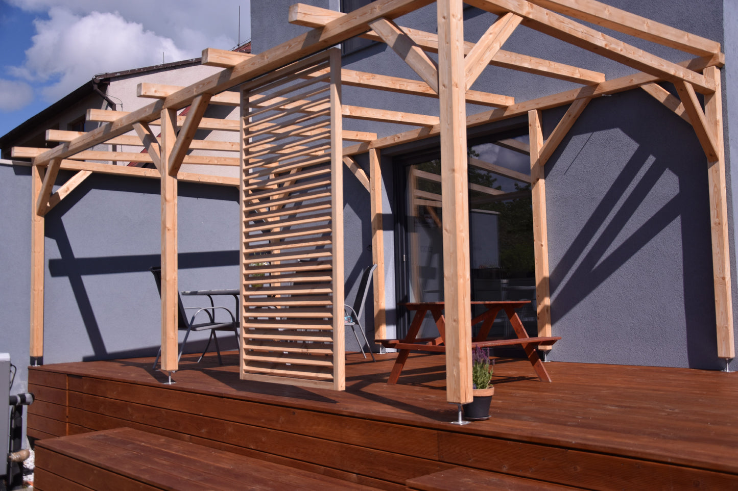 Holzlamellen Sichtschutz für die Terrasse - Natur