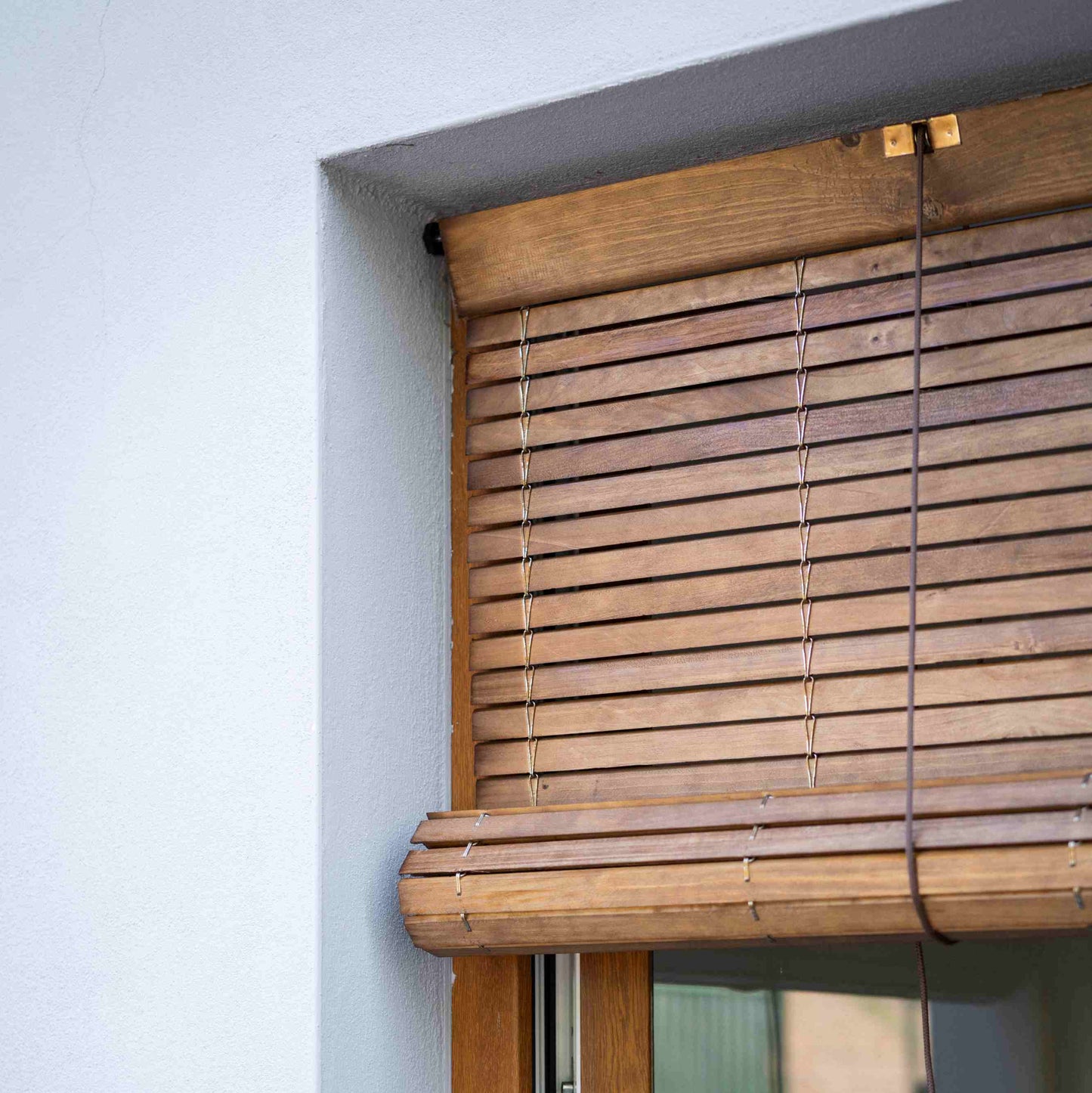 Außenrollo für Fenster aus Holz - Braun